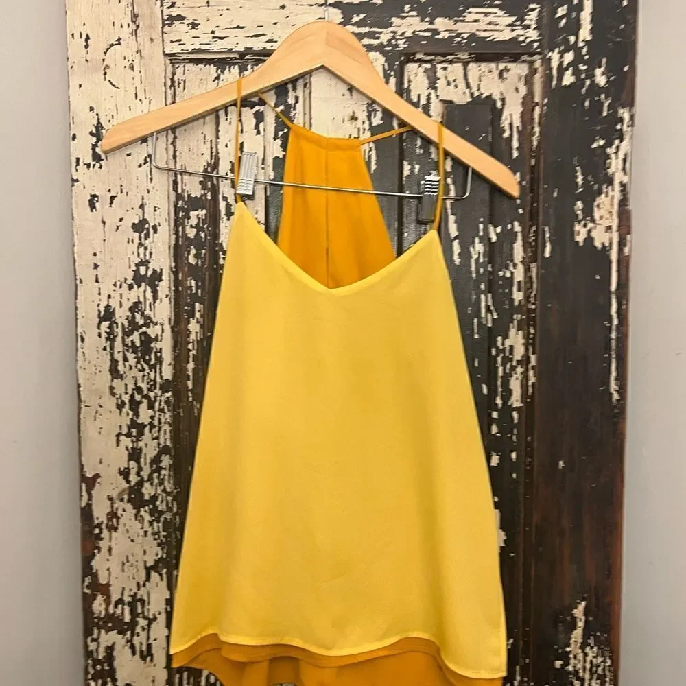 Women’s flowy lightweight yellow keyhole back cami blouse. Size small